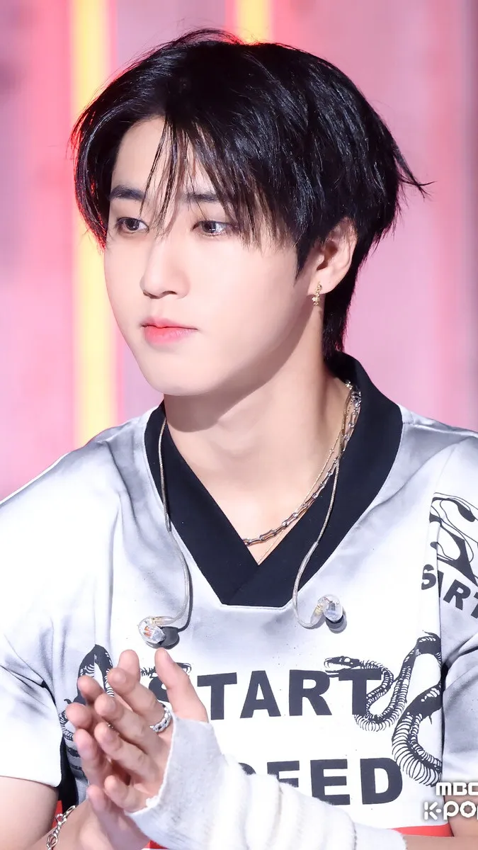 ai character: Han Jisung singing background