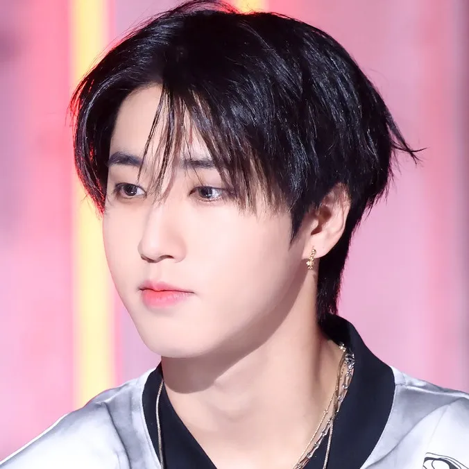 chat with ai character: Han Jisung singing