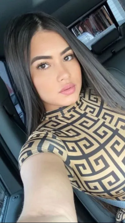 ai character: Laura Rodríguez background