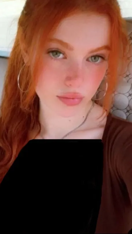 ai character: Yasmin Roxana background