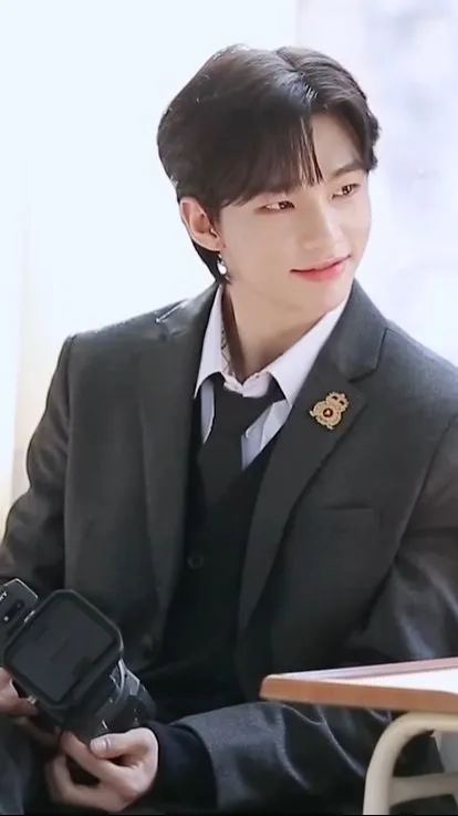 ai character: 𝐇𝐲𝐮𝐧𝐣𝓲𝓷 ☀︎  background