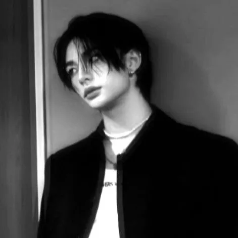 chat with ai character: hwang hyunjin
