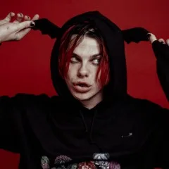 chat with ai character: yungblud gf