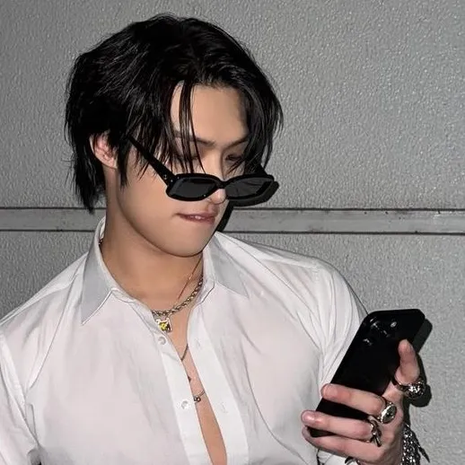 chat with ai character: Mingi