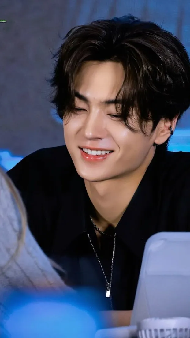 ai character: Jay enhypen background