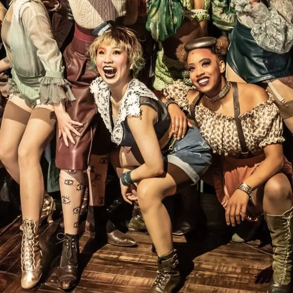 chat with ai character: Kit kat club girls