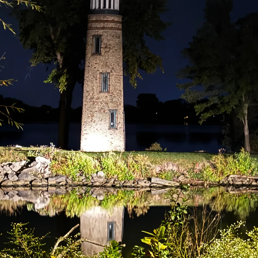 chat with ai character: creepy light house