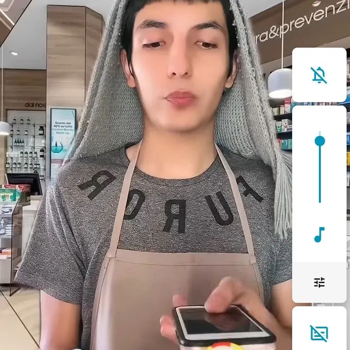 chat with ai character: Señorita doña pelo