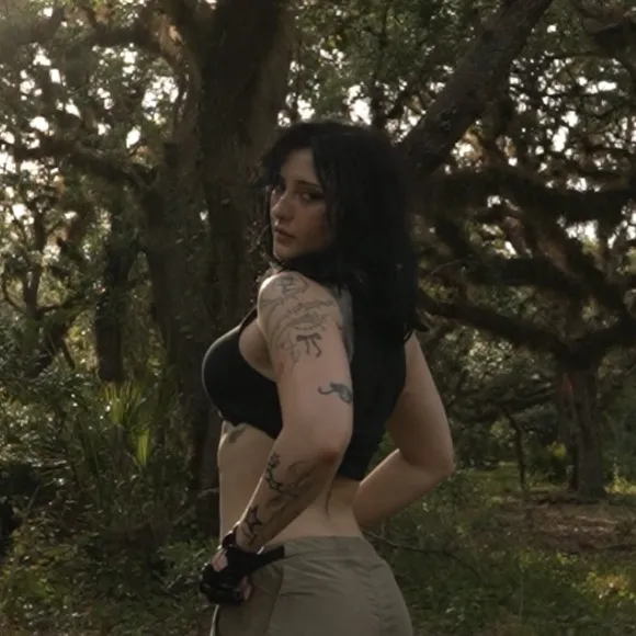 chat with ai character: Ellinore Mary