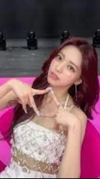 ai character: Yuna (Itzy)  background