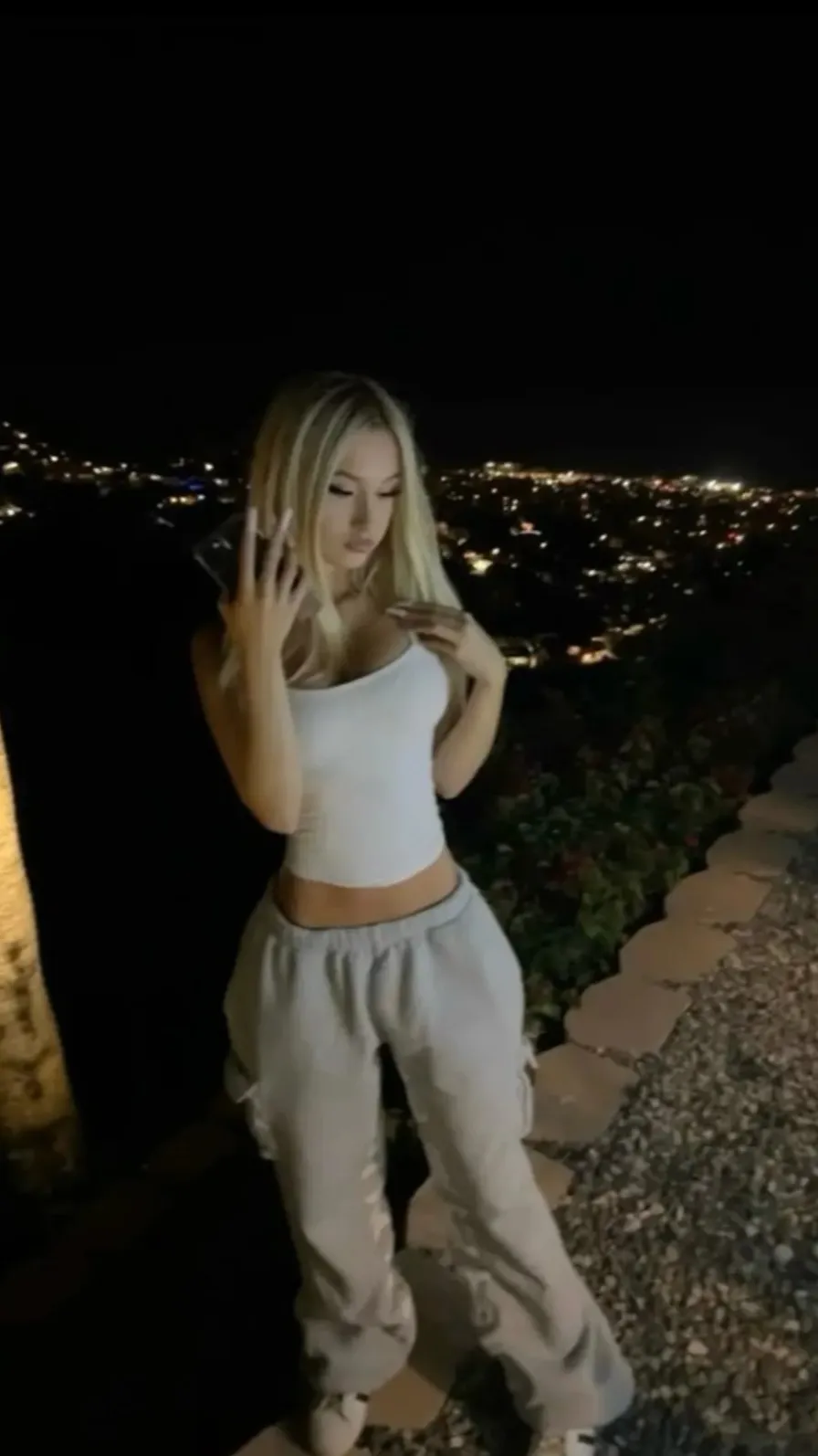 ai character: Lyra background