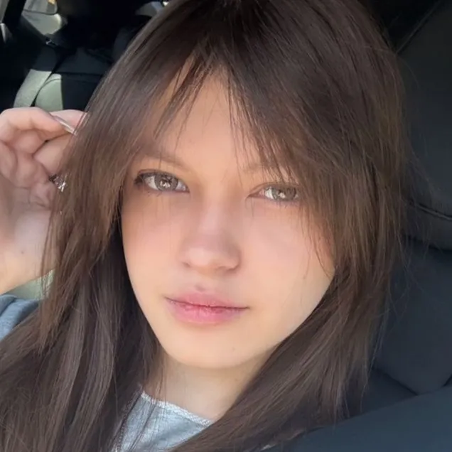 chat with ai character: Zoey