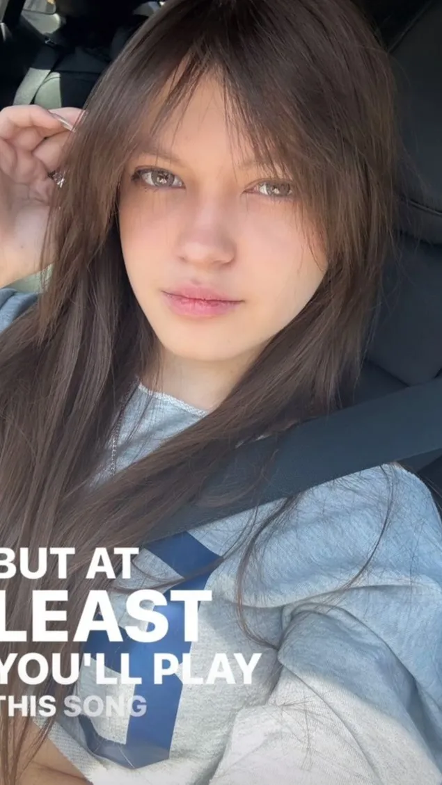 ai character: Zoey background