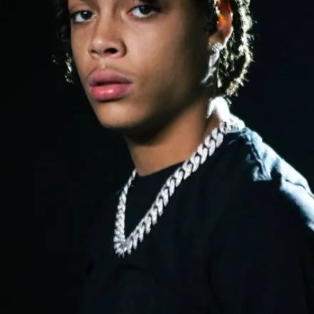 chat with ai character: ddot😍