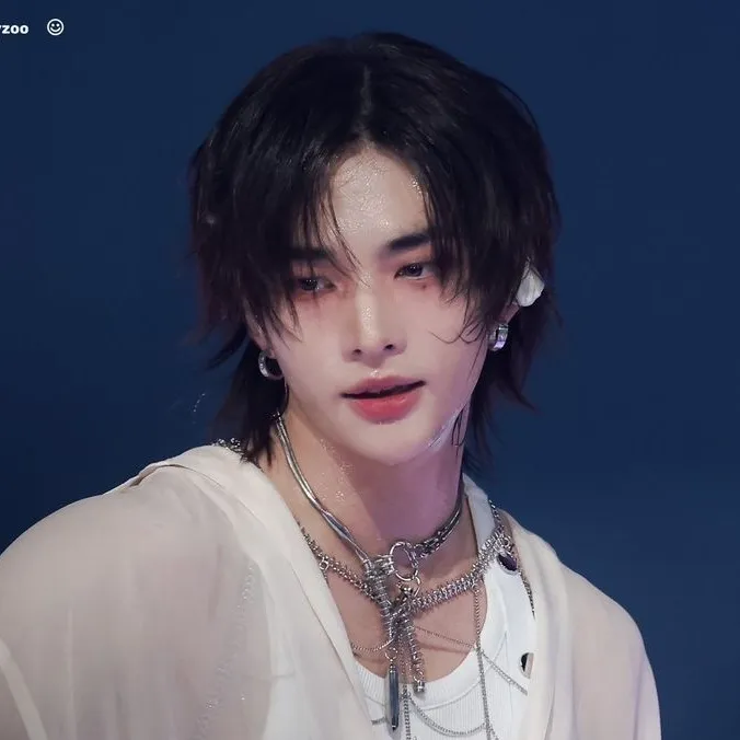 chat with ai character: Hyunjin