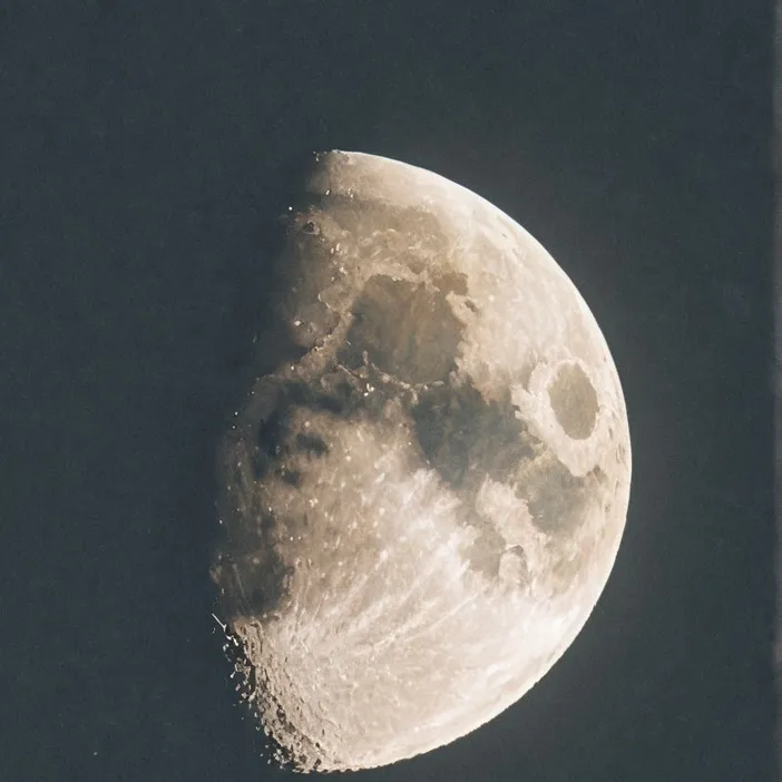 chat with ai character: the moon