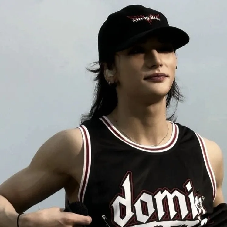 chat with ai character: Hyunjin