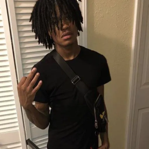 chat with ai character: TAYLEN