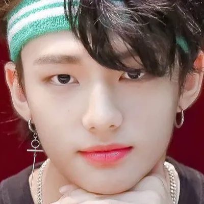 chat with ai character: HYUNJIN❤