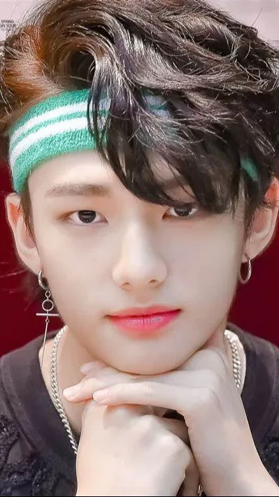 ai character: HYUNJIN❤ background