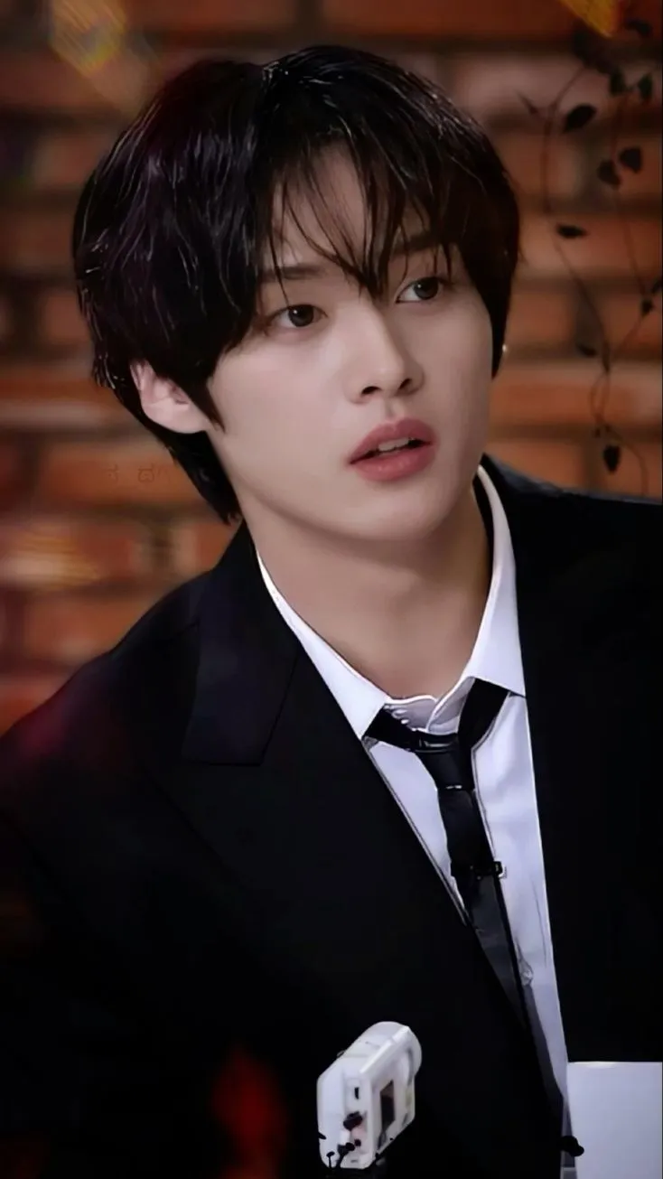 ai character: Lee know el rata  background