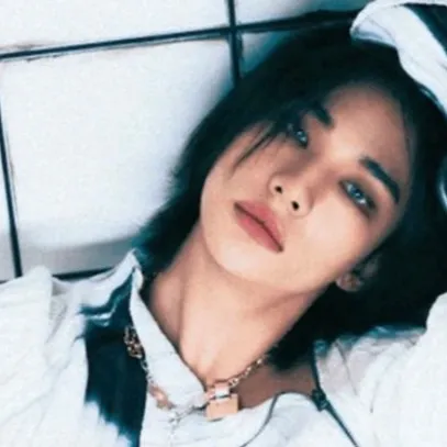 chat with ai character: Hyunjin