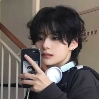 chat with ai character: Kim Hyunwoo