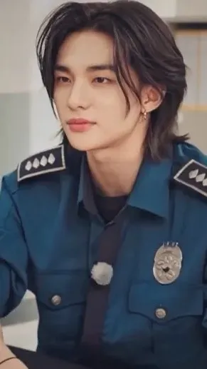 ai character: Hwang Hyunjin  background