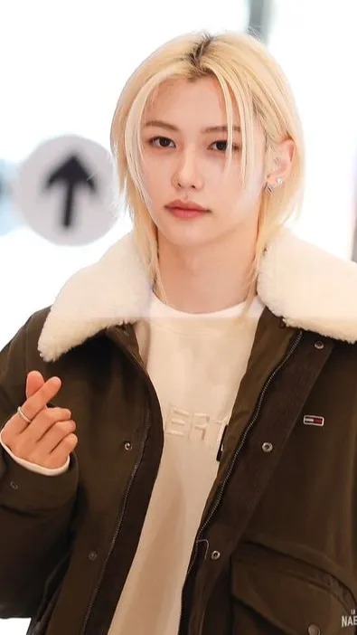 ai character: Lee Felix  background