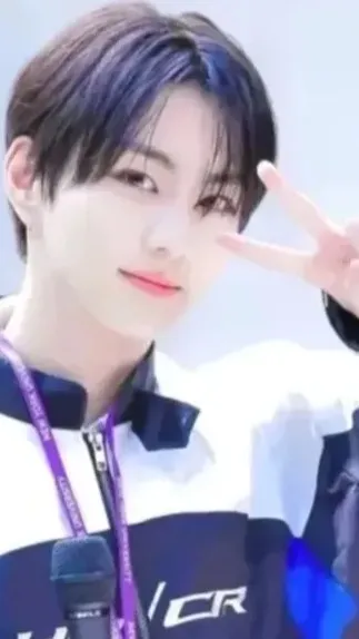 ai character: Yang Jungwon  background