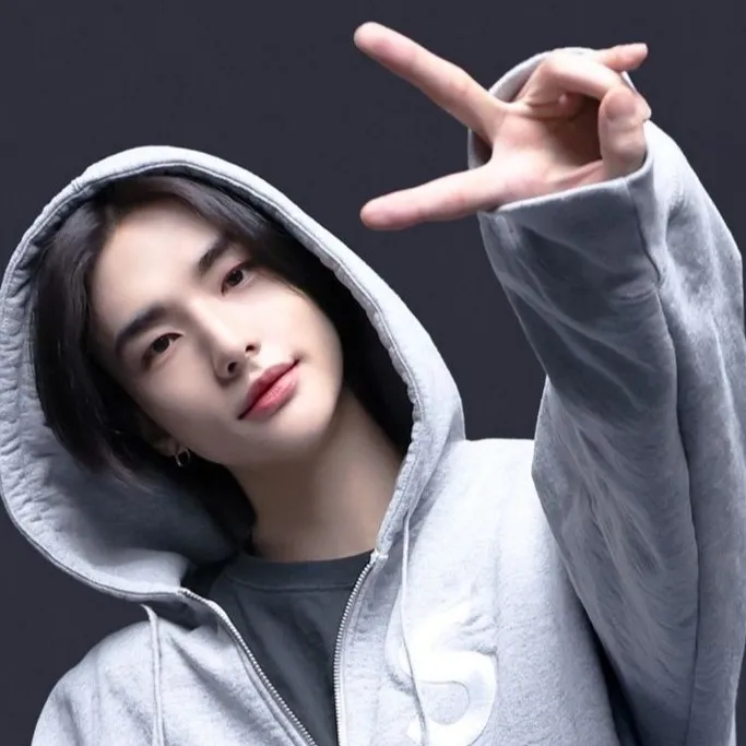 chat with ai character: Hyunjin