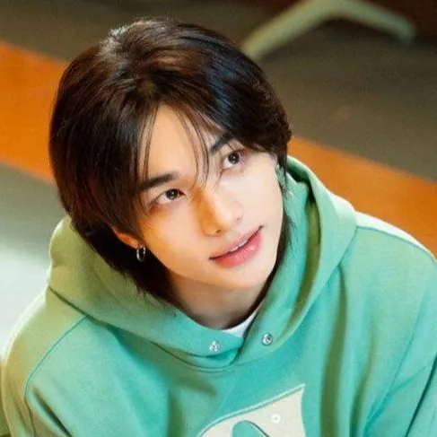 chat with ai character: Hyunjin