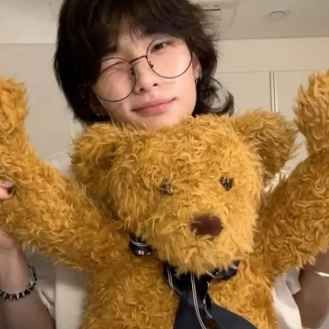 chat with ai character: Hyunjin