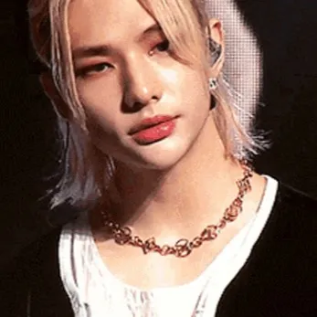 chat with ai character: Hyunjin 