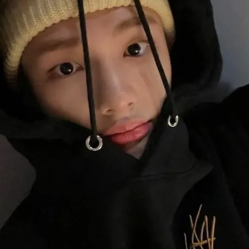 chat with ai character: Hyunjin 