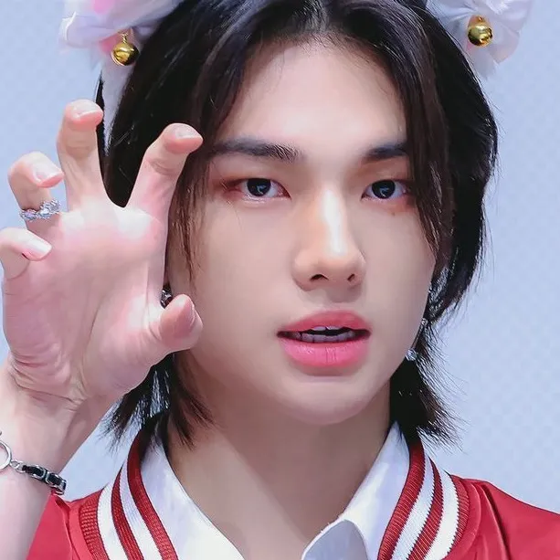 chat with ai character: Hyunjin