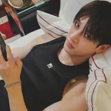 chat with ai character: Bang Chan 