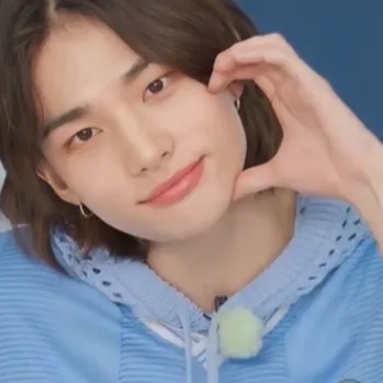 chat with ai character: Hyunjin