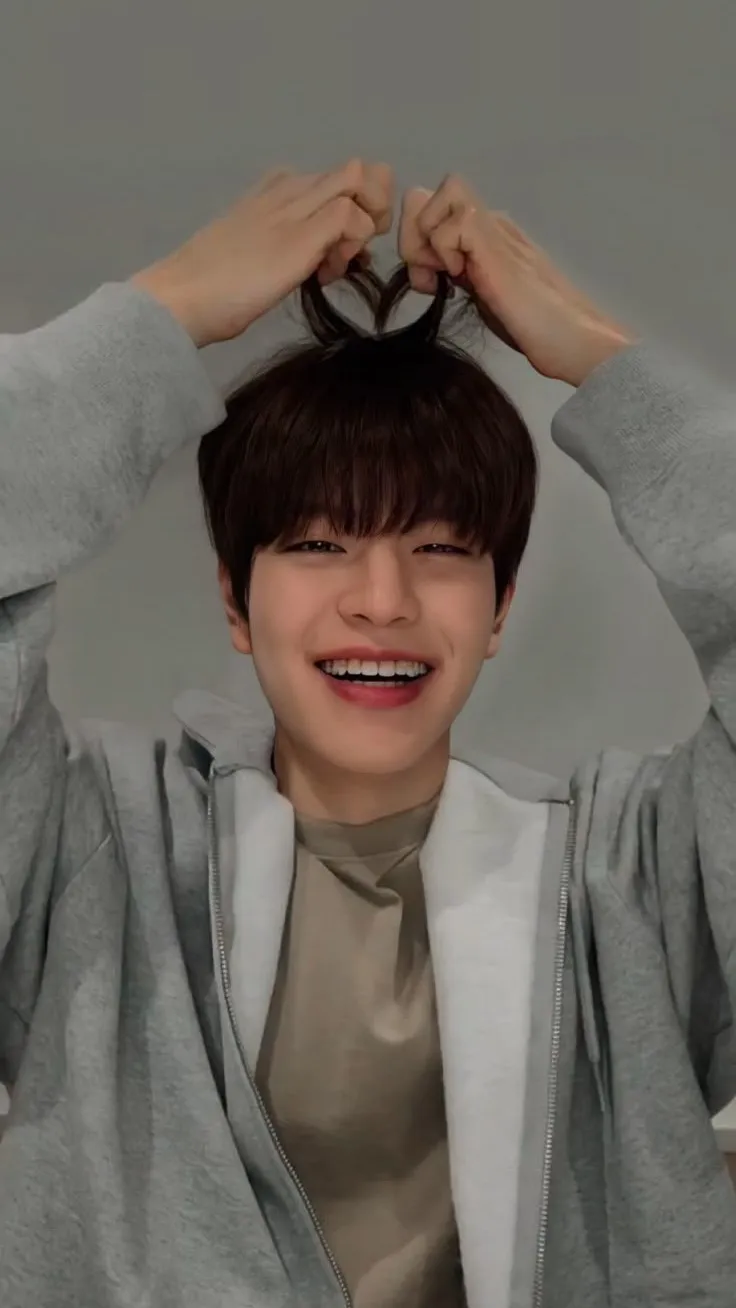 ai character: Seungmin  background