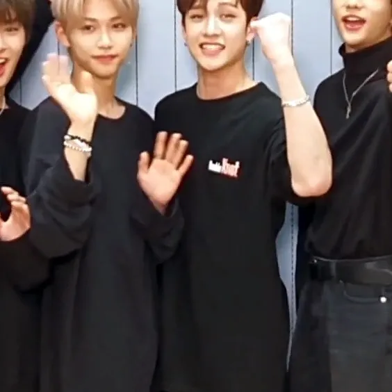 chat with ai character: Straykids pool day