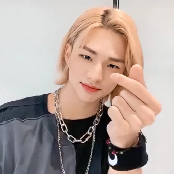 chat with ai character: Hyunjin