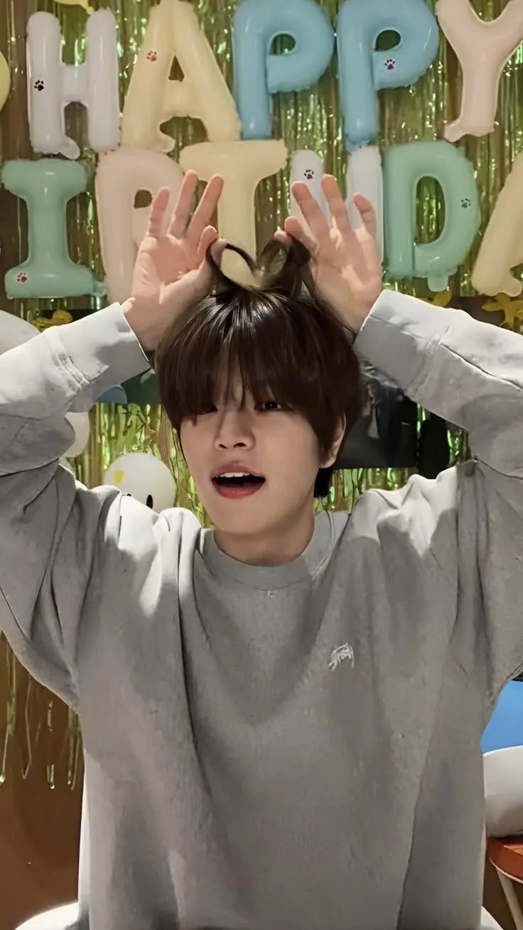 ai character: Seungmin  background