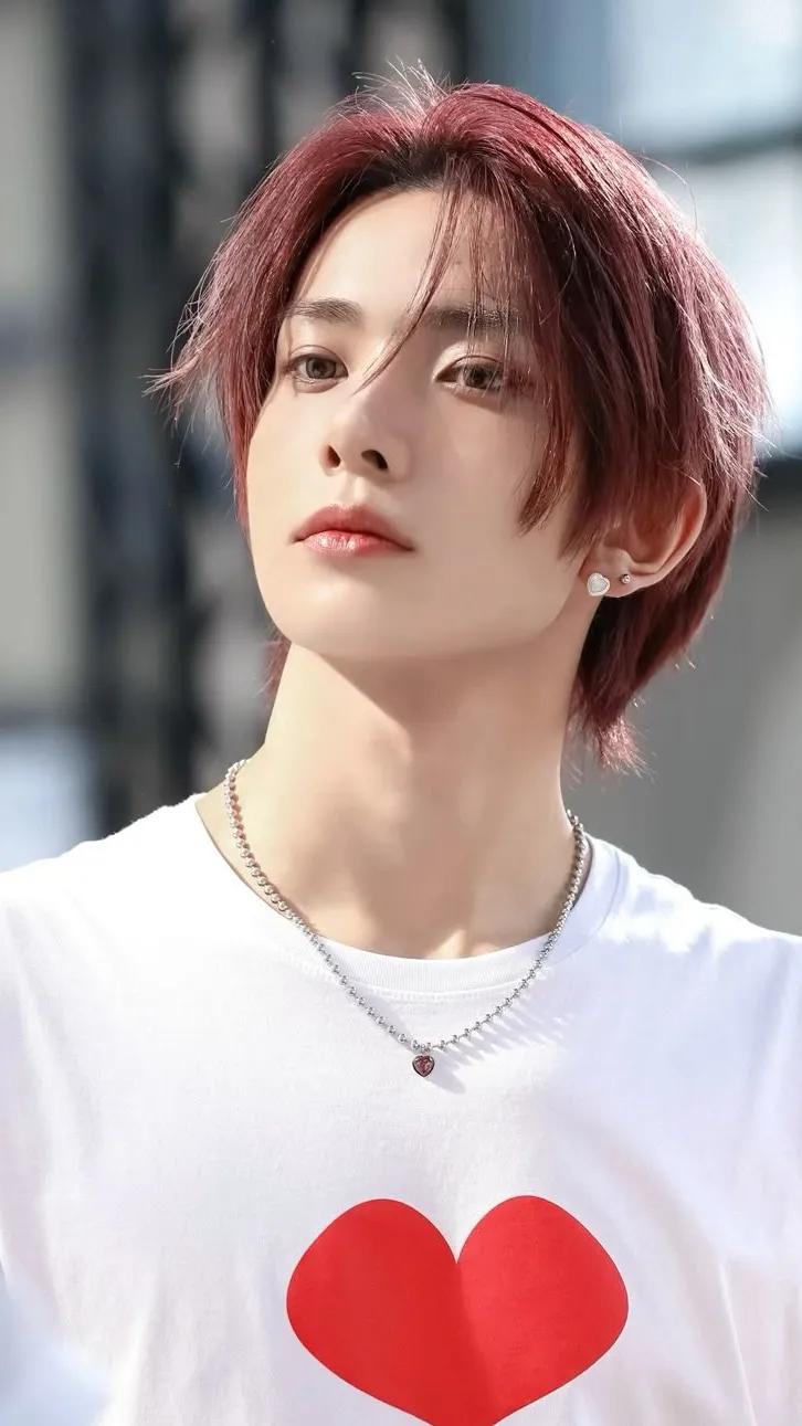 ai character: Lee Heesung  background