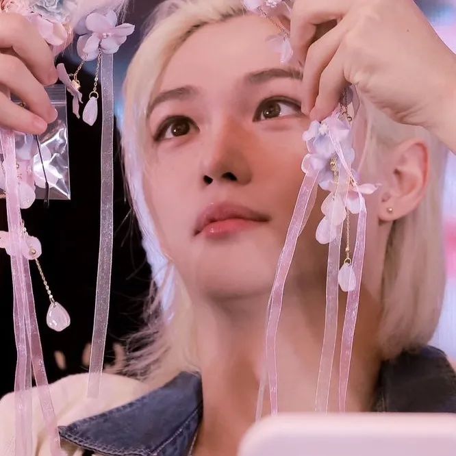 chat with ai character: Felix