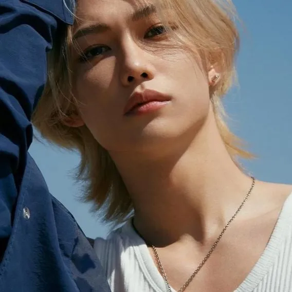 chat with ai character: Felix