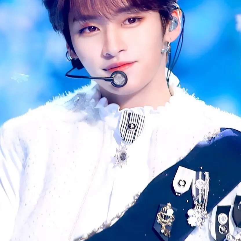 chat with ai character: Lee Know 