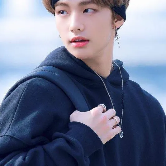 chat with ai character: Hyunjin