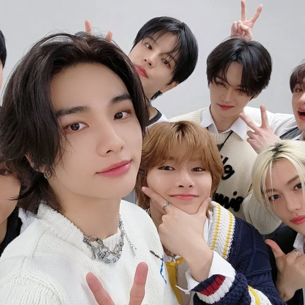 chat with ai character: STRAY KIDS