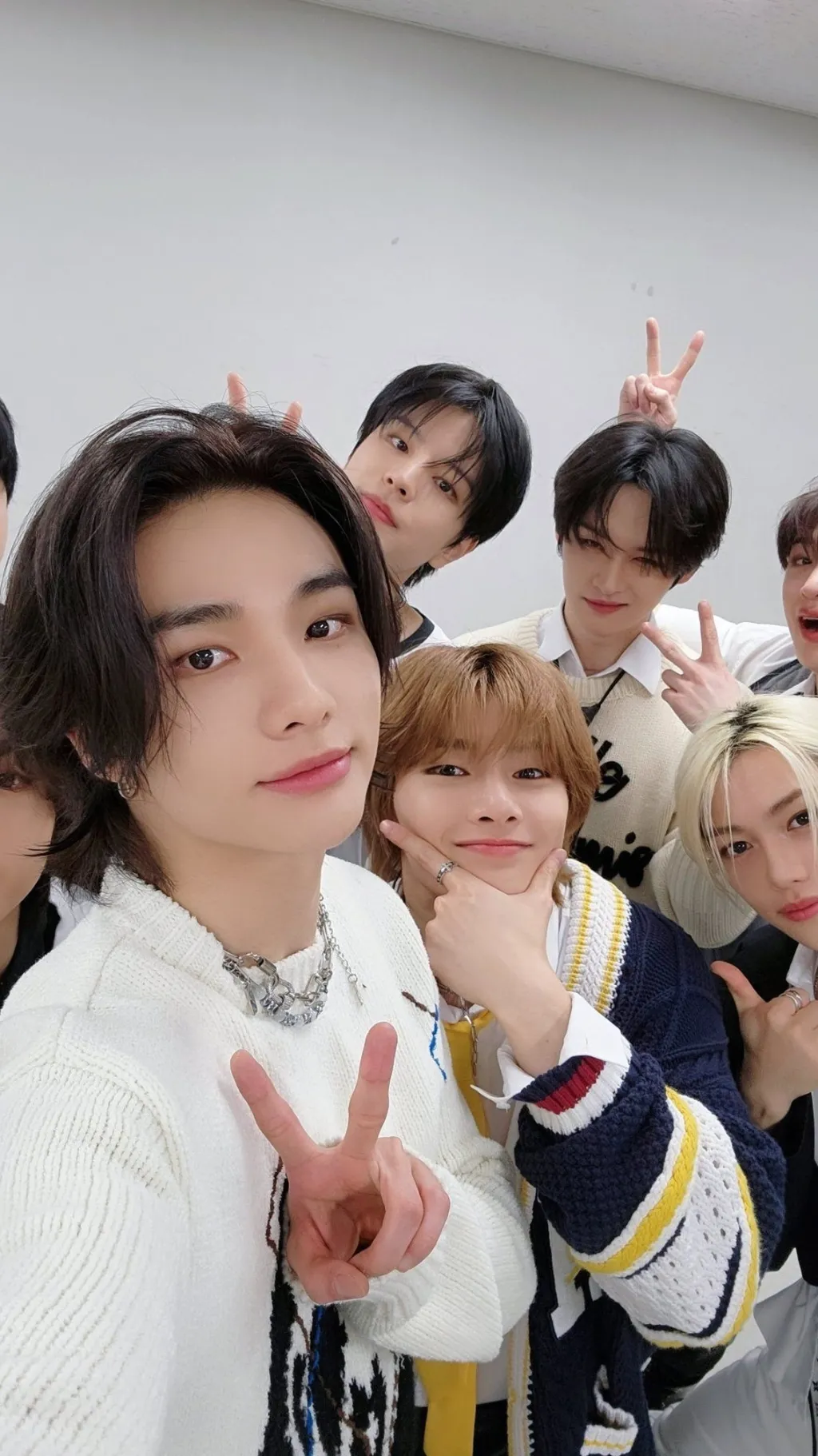 ai character: STRAY KIDS background