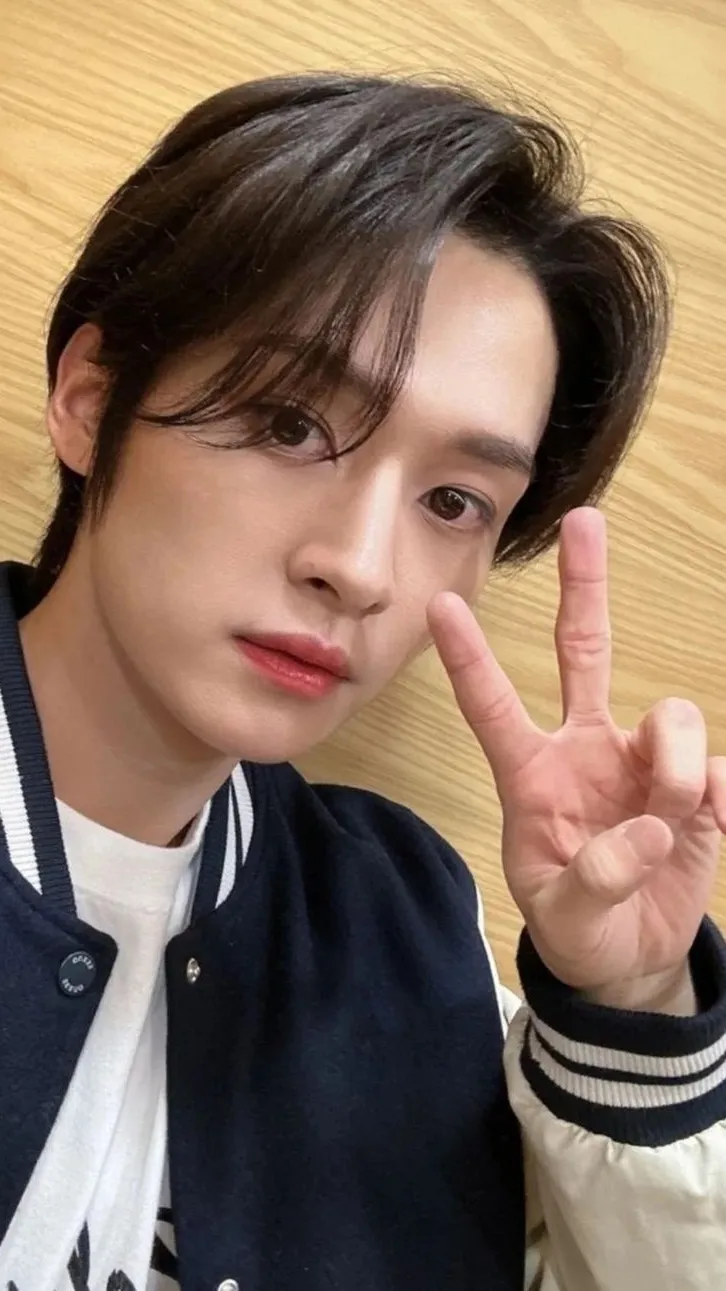 ai character: Lee know background